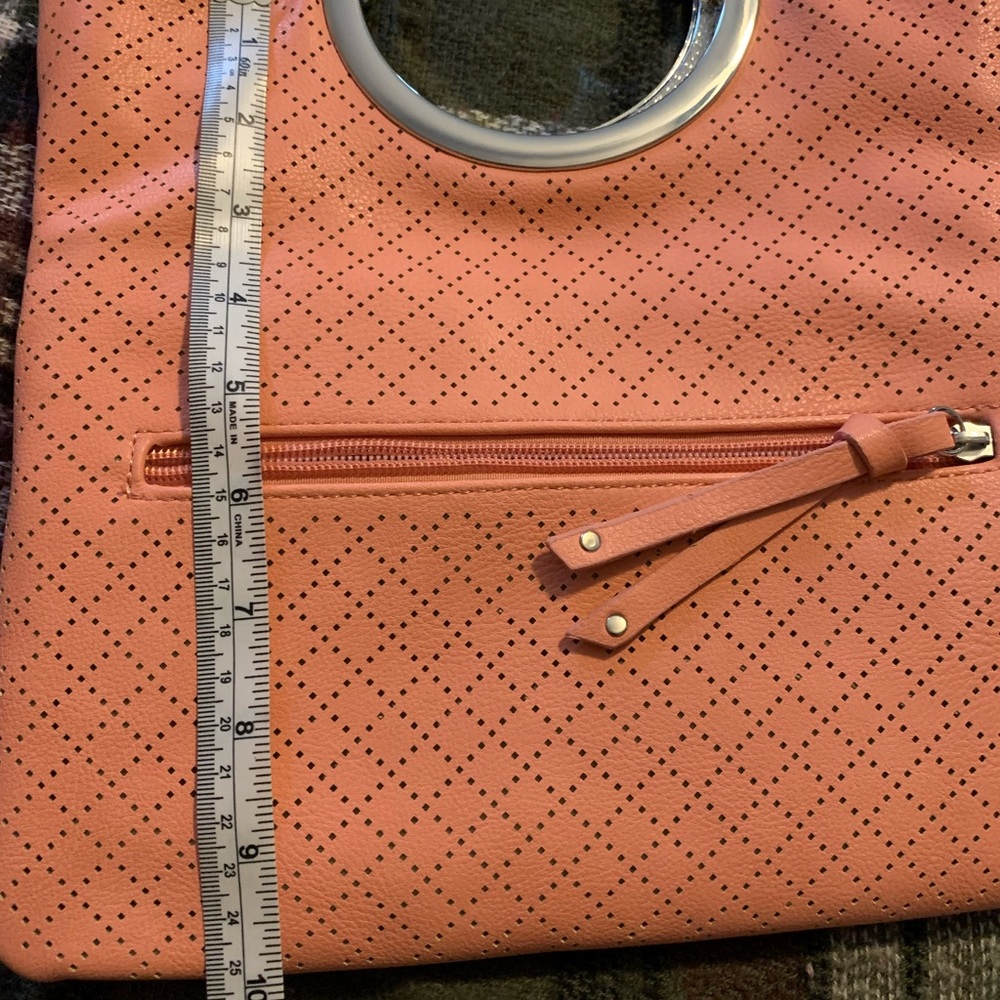 Kelly & Katie faux leather peach / salmon crossbody with a silver chain strap - Picture 5 of 6